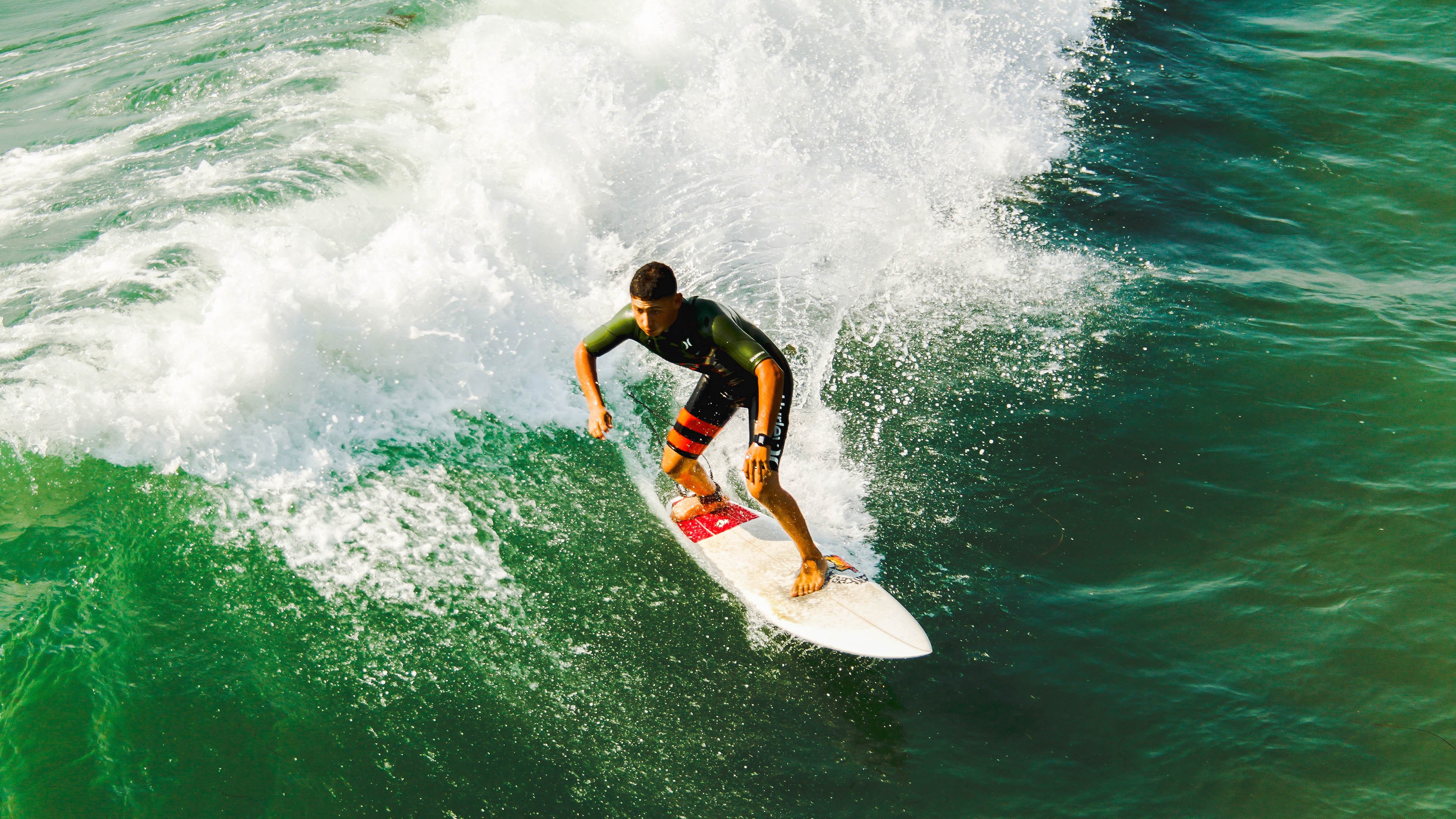 英超争冠焦点战，乌拉圭拿下巴西，足球世界的降维打击